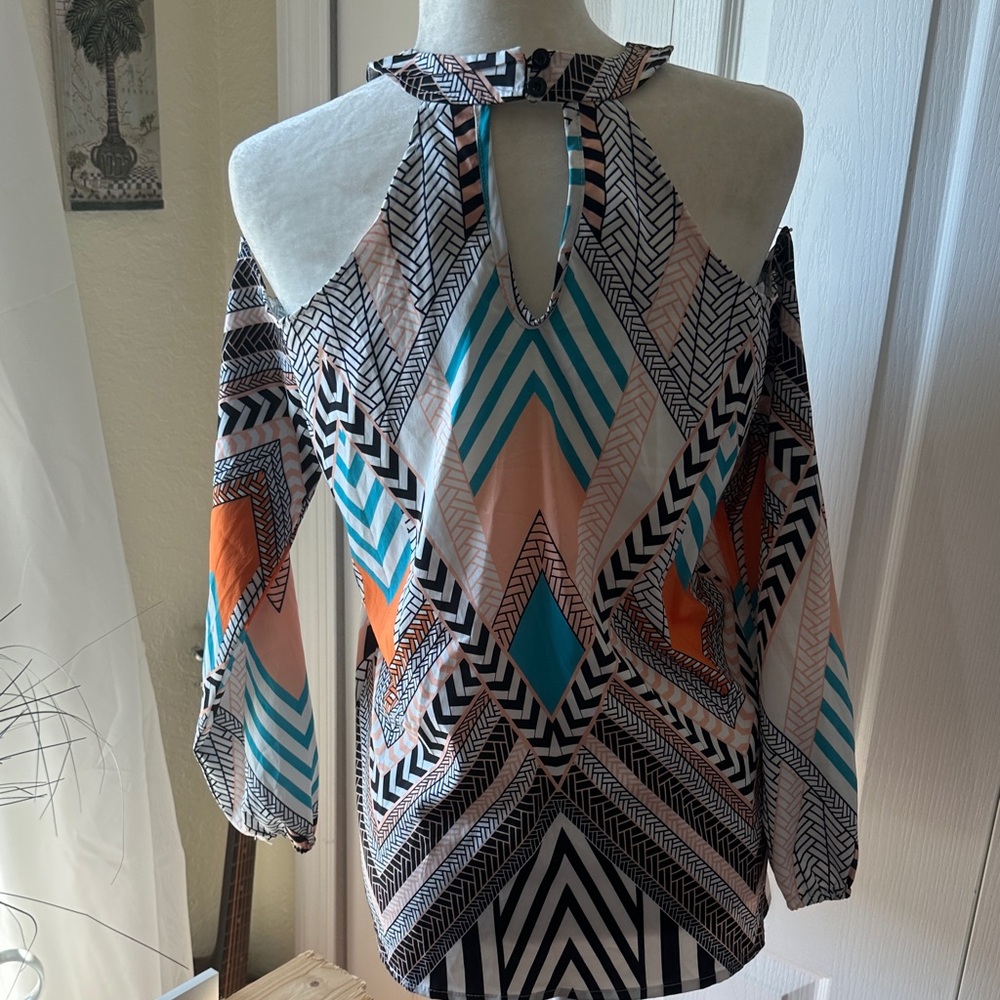 Geometric Cold Shoulder Top - Picture 6 of 9
